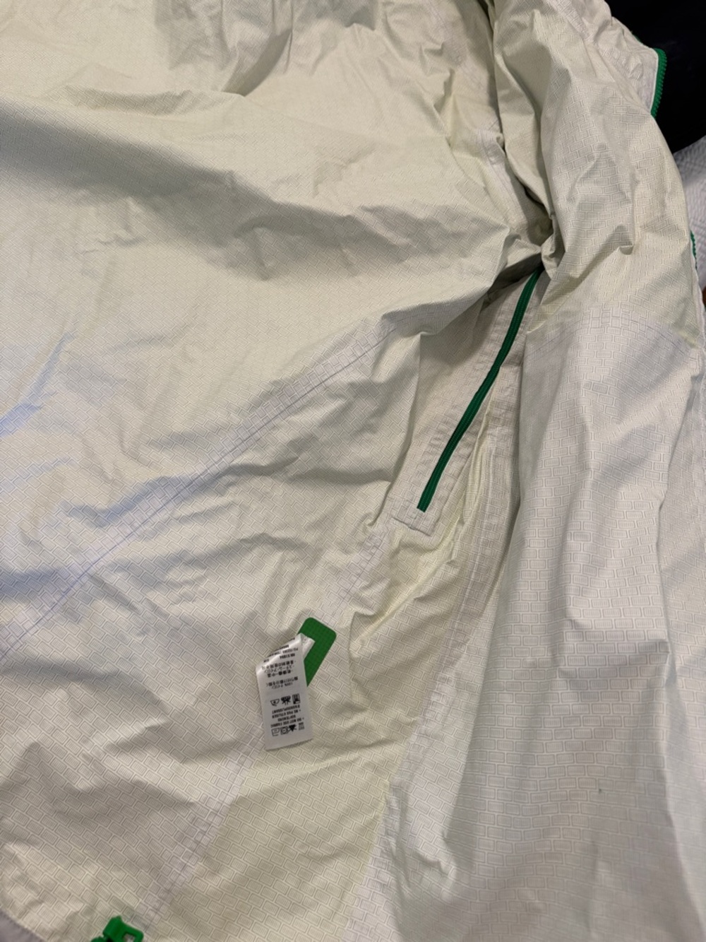 Patagonia men’s Bright Green Hooded Shell Jacket - Picture 7 of 8
